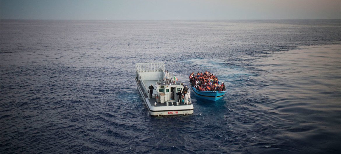 从非洲北部试图通过地中海前往欧洲的一船人在海上获救。难民署图片/A. D’Amato