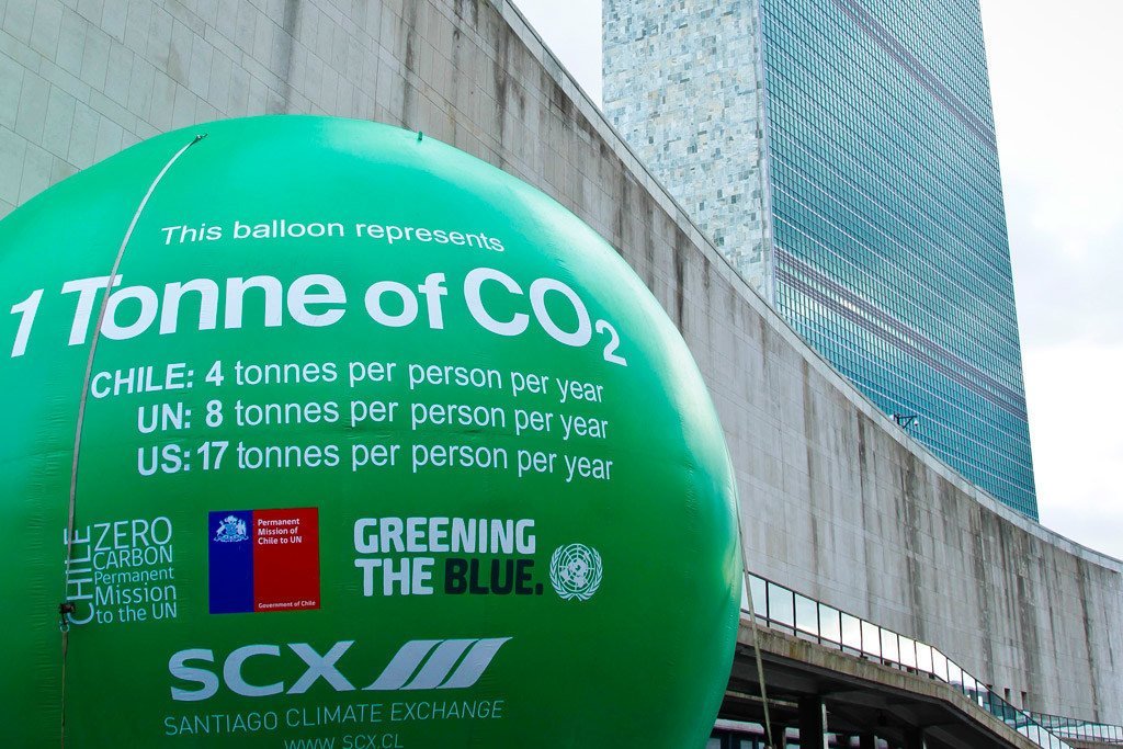 Puto kubwa, yenye urefu wa zaidi ya mita 7, inayowakilisha tani moja ya gesi ya carbon dioxide.