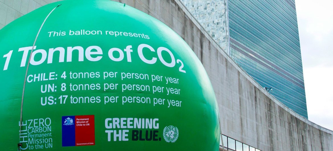 Un ballon massif de plus de 7 mètres représentant une tonne de dioxyde ce carbone (CO<sub>2</sub>). Photo ONU/Mark Garten