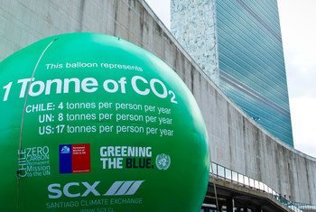 Un globo de más de siete metros de alto, representando una tonelada de dióxido de carbono CO2. 