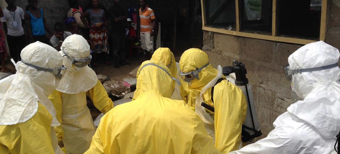 Trabajadores de salud en la lucha contra el ébola. Foto: UNMEER/Christopher Bailey