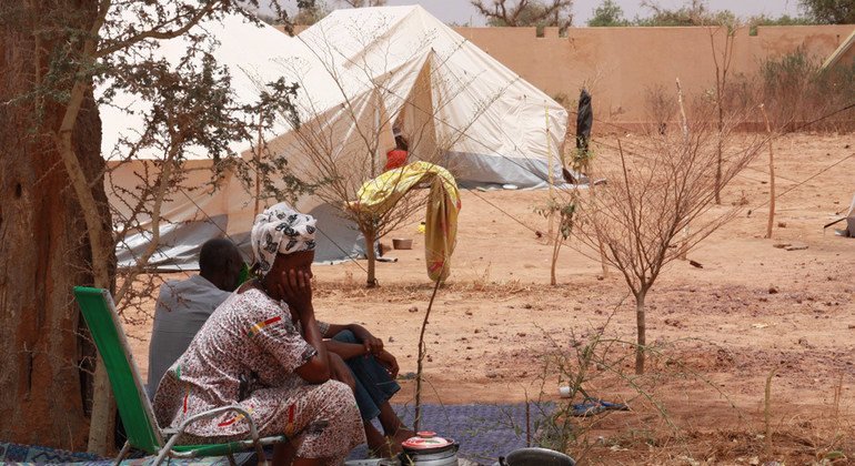 Une femme déplacée du nord du Mali, dans la région du Sahel, attend dans un abri temporaire près de la gare routière principale de Mopti. (archive)