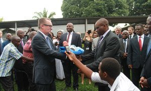 En décembre 2014, cérémonie de clôture du BNUB avec le  Secrétaire général adjoint des Nations Unies aux affaires politiques, Jeffrey Feltman. La MENUB succède à la BNUB. Photo : BNUB