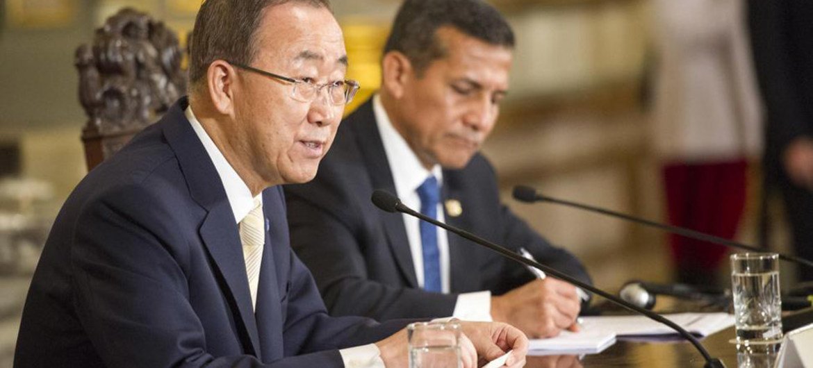 Secretary-General Ban Ki-moon (left) with President Ollanta Moisés Humala Tasso of Peru at the launch of a National Plan on human rights education.