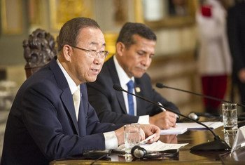 Secretary-General Ban Ki-moon (left) with President Ollanta Moisés Humala Tasso of Peru at the launch of a National Plan on human rights education.