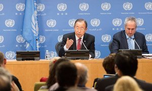 Le Secrétaire général Ban Ki-moon s'adresse aux journalistes au Siège de l'ONU. Photo : ONU/Mark Garten