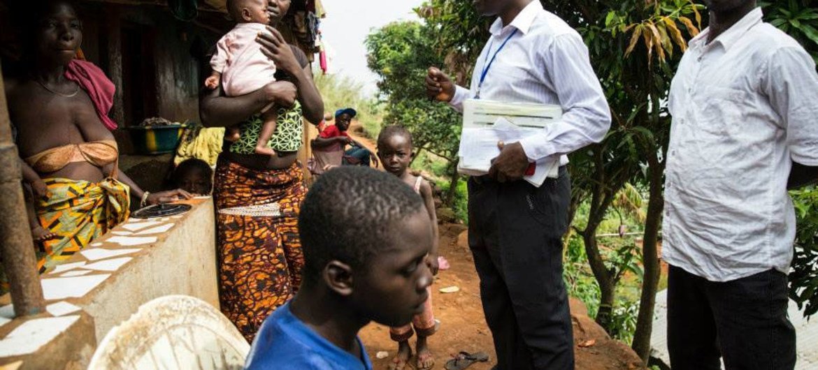 Disease Surveillance Officer Sahr Brima Sewa visits a family in Moyinba, Sierra Leone, that has just lost a relative suspected of Ebola. UNMEER/Martine Perret