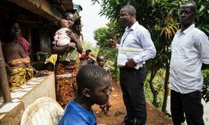 Disease Surveillance Officer Sahr Brima Sewa visits a family in Moyinba, Sierra Leone, that has just lost a relative suspected of Ebola. UNMEER/Martine Perret