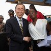 Le Secrétaire général Ban Ki-moon salue Rebecca Johnson, une infirmière ayant survécu à Ebola. Photo : ONU/Martine Perret