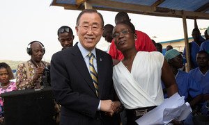 Le Secrétaire général Ban Ki-moon salue Rebecca Johnson, une infirmière ayant survécu à Ebola. Photo : ONU/Martine Perret