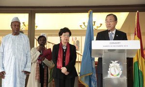 Secretary General Ban Ki-Moon (r), with Dr. Margaret Chan, Director General, World Health Organization (WHO) (c), with Guinean President Alpha Condé (l) in Conakry. December 2014.