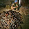 一名维和人员在检查在刚果民主共和国北基伍省贝尼地区收缴的冲锋枪的子弹夹。联合国图片/Martine Perret