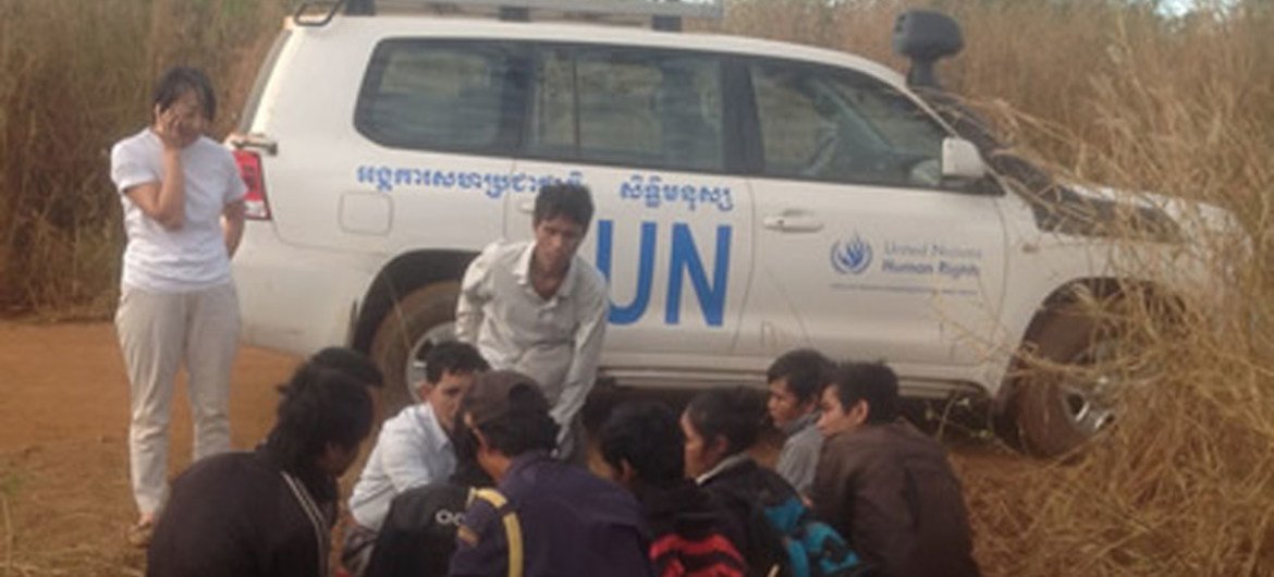 联合国人权高专办柬埔寨办公室对居住在森林中的寻求庇护者进行访谈。