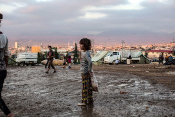 (من الأرشيف) طفل من بين آلاف العراقيين الذين فروا إلى المنطقة المرتفعة في شمال كردستان خلال شتاء عام 2014 دون أي شيء سوى الملابس التي يرتدونها.