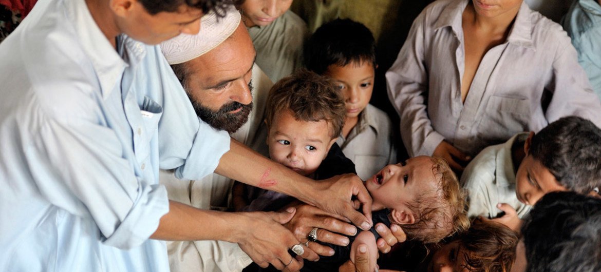 巴基斯坦一名儿童在接受疫苗接种。联合国/儿基会/ZAK