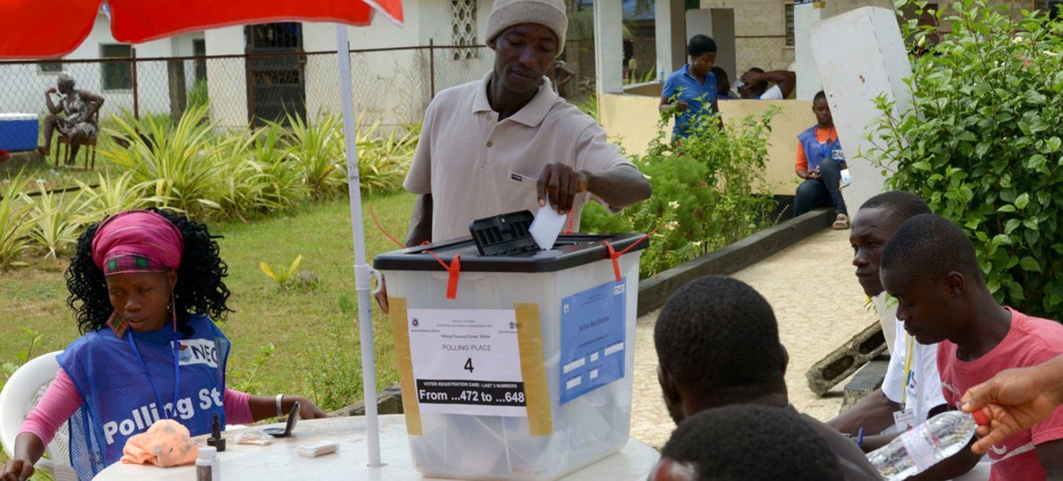A voter casting his ballot in the senatorial elections in Liberia on 20 December 2014.