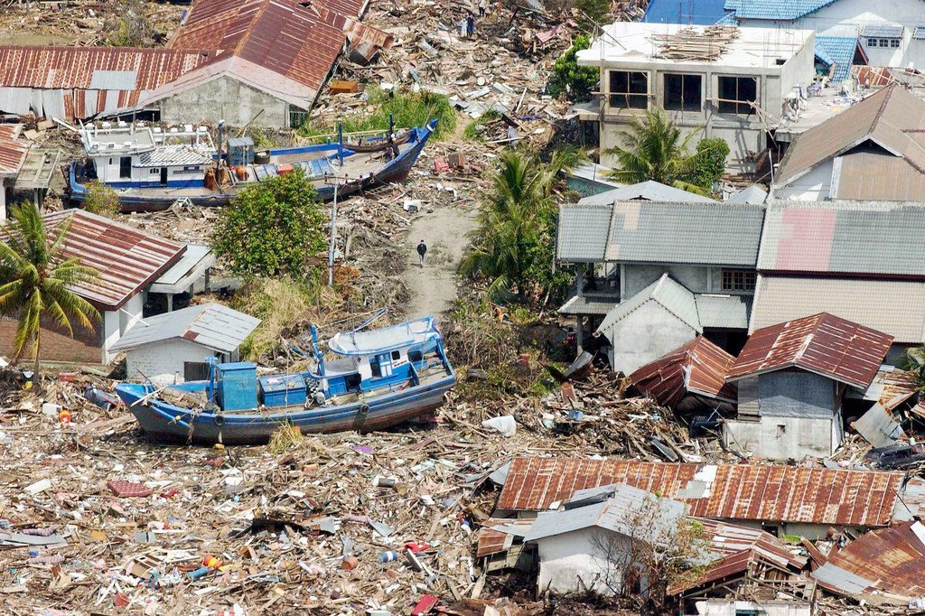 Une vue aérienne de la destruction de la côte indonésienne, entre les villes de Banda Aceh et de Meulaboh, provoquée par le tsunami du 26 décembre 2004 dans l'océan Indien. Photo : ONU/Evan Schneider