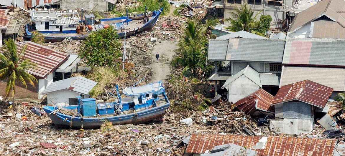 Destrucción cerca de Banda Aceh, en Sumatra, Indonesia, causada por el tsunami del 26 de diciembre de 2004 en el Océano Índico. Foto: ONU/Evan Schneide
