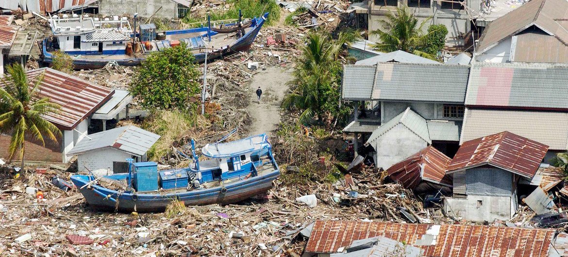 Une vue aérienne de la destruction de la côte indonésienne, entre les villes de Banda Aceh et de Meulaboh, provoquée par le tsunami du 26 décembre 2004 dans l'océan Indien. Photo : ONU/Evan Schneider