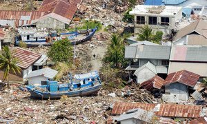 Une vue aérienne de la destruction de la côte indonésienne, entre les villes de Banda Aceh et de Meulaboh, provoquée par le tsunami du 26 décembre 2004 dans l'océan Indien. Photo : ONU/Evan Schneider