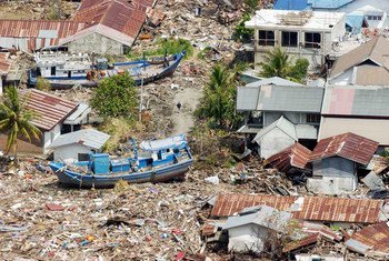 Destrucción cerca de Banda Aceh, en Sumatra, Indonesia, causada por el tsunami del 26 de diciembre de 2004 en el Océano Índico. Foto: ONU/Evan Schneide