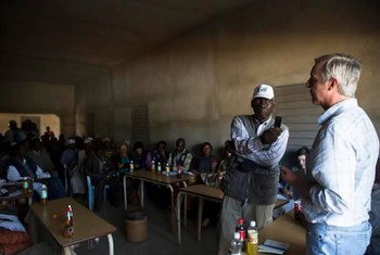 Le chef de la MINUAUCE, Anthony Banbury (à droite), rencontre la communauté locale et ses chefs religieux à Kouremale, en Guinée, pour discuter de la réponse apportée contre Ebola. Photo : MINUAUCE/Martine Perret