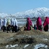 Mujeres y niños en Bamiyan, Afganistán. Foto: UNAMA/Aurora V. Alambra