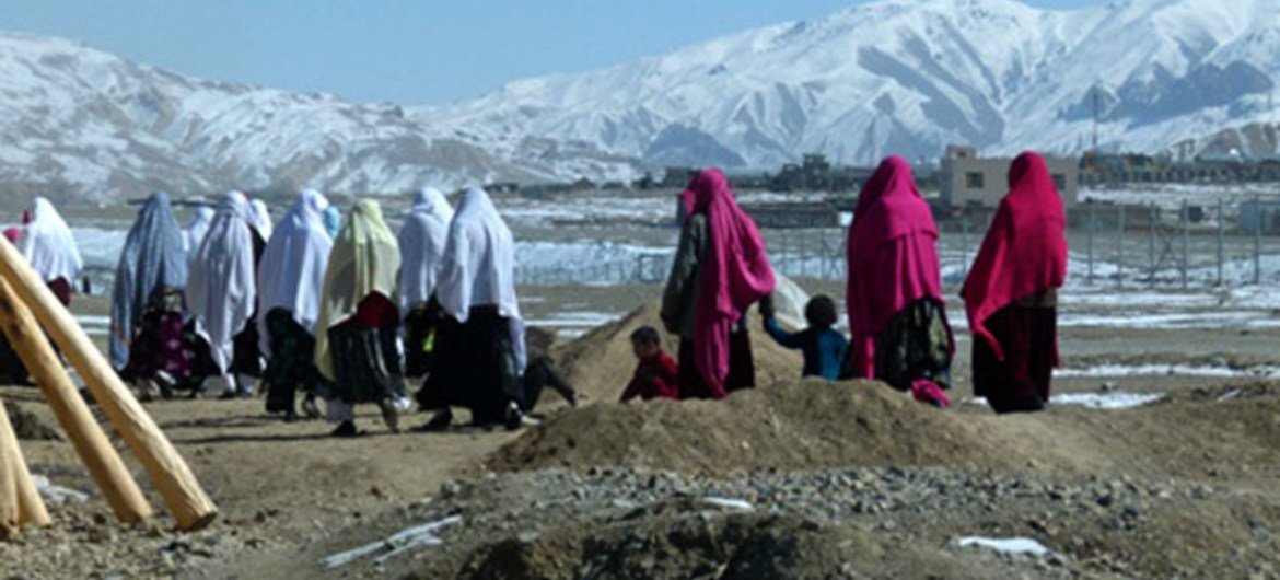 Des femmes et des enfants en chemin pour assister à une cérémonie de mariage en plein hiver à Bamiyan, en Afghanistan. Photo : MANUA/Aurora V. Alambra