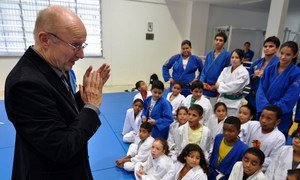 Wilfried Lemke addresses kids at the Insituto Reação in Rio Favela (September 2010).