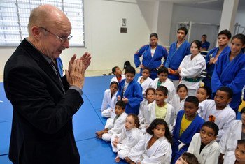 Wilfried Lemke addresses kids at the Insituto Reação in Rio Favela (September 2010).
