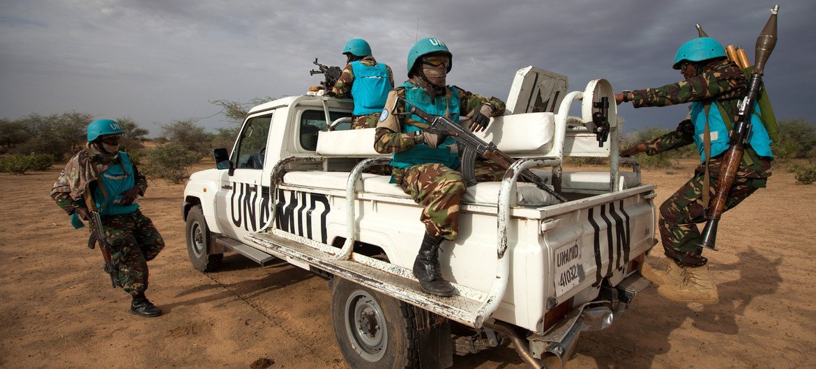 حفظة سلام تنزانيون عاملون مع بعثة يوناميد، يقومون بدورية في منطقة خور أبشي في جنوب دارفور.
