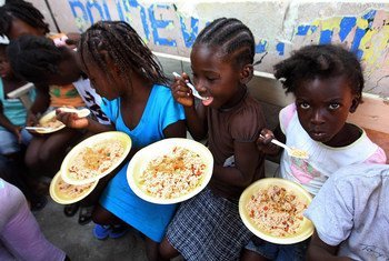 En Haïti, des enfants dans le bidonville de Port-au-Prince de Bel Air profitent d'un repas. Photo : MINUSTAH