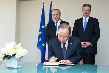 Le Secrétaire général de l'ONU, Ban Ki-moon, signe un livre de condoléances à la Mission permanente de la France auprès des Nations Unies. Photo : ONU/Evan Schneider
