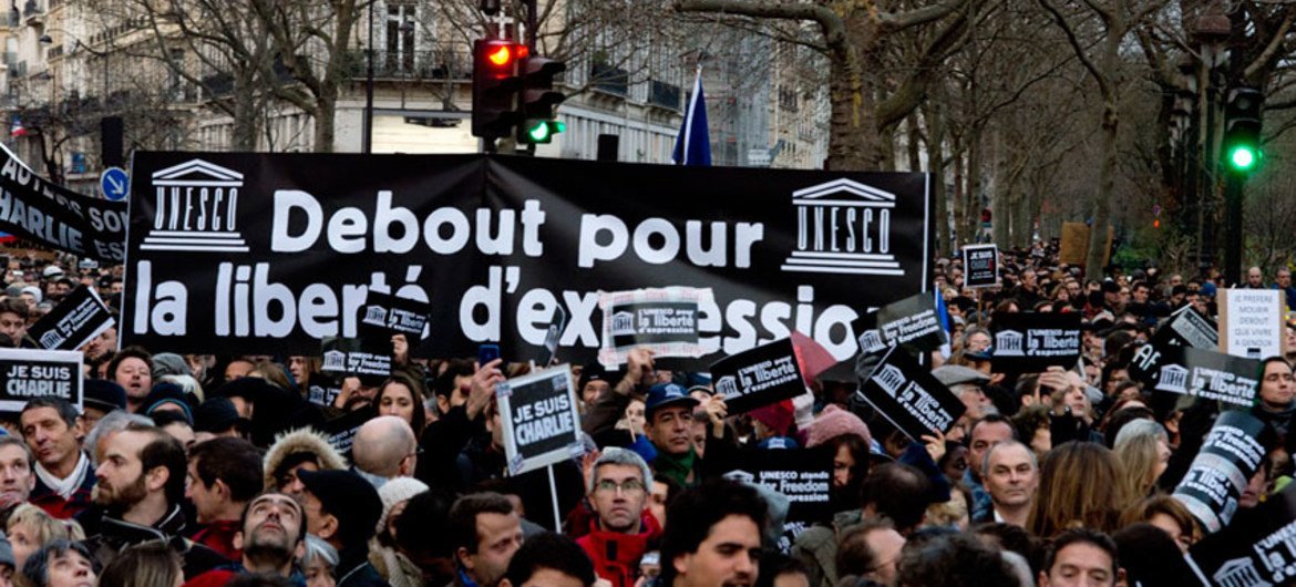 Una manifestación en París a favor de la libertad de expresión después de los ataques terroristas contra la revista satírica Charlie Hebdo en enero de 2015. Foto de archivo: UNESCO/C. Darmouni