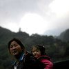 四川宝兴县的一名妇女和她的孩子。儿基会图片/Zhao Heting