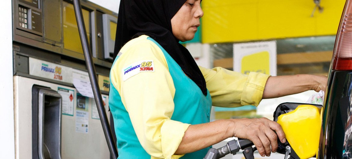 Une femme faisant le plein d'essence en Malaisie. Photo Banque mondiale/Nafise Motlaq