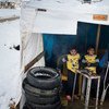 أب  سوري وأطفاله في مأوى في وادي البقاع، لبنان. صور: المفوضية السامية لشؤون اللاجئين / أ. ماكونيل