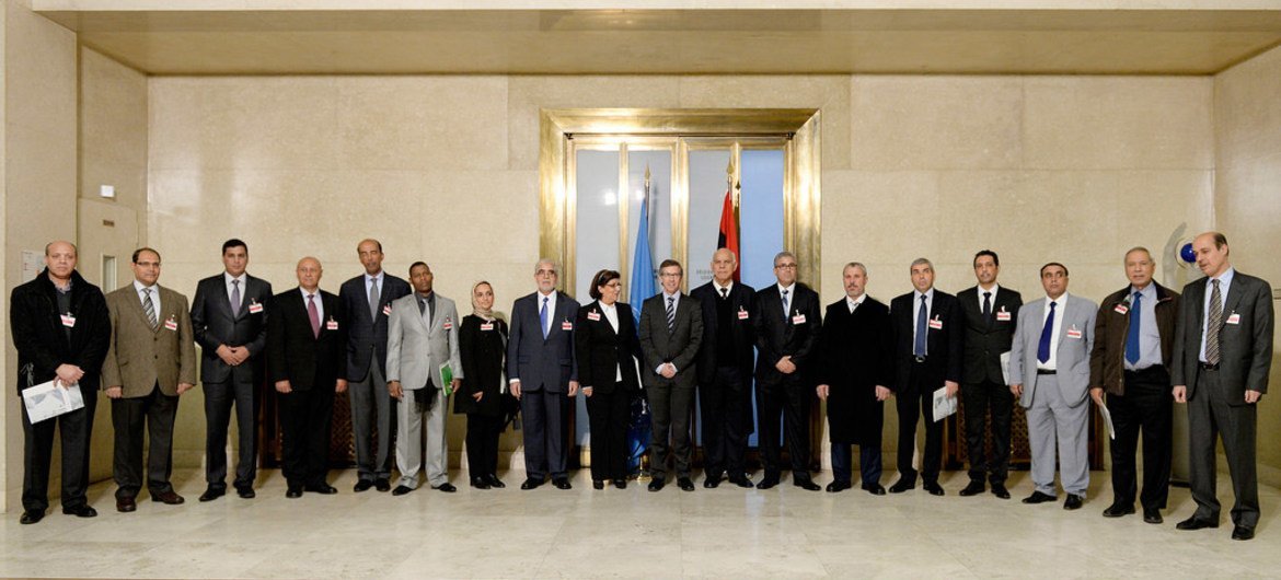 Head of the UN Support Mission in Libya (UNSMIL), Bernardino Léon (10th from left) with delegates after the meeting of Libyan parties at UN Headquarters in Geneva.