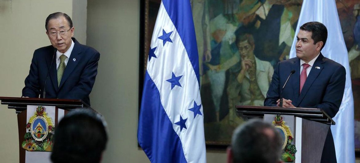 Secretary-General Ban Ki-moon (left) holds joint press conference with President Juan Orlando Hernández of Honduras.