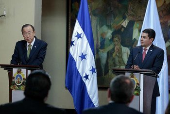 Secretary-General Ban Ki-moon (left) holds joint press conference with President Juan Orlando Hernández of Honduras.