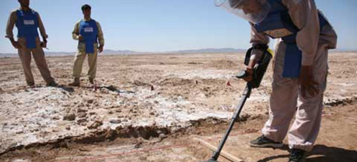排雷人员正在阿富汗清理地雷。联阿援助团图片/Fraidoon Poya