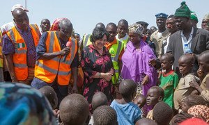 La Représentante spéciale pour les enfants et les conflits armés, Leila Zerrougui (troisième à partir de la gauche) lors d'une visite à Yola, au Nigéria. Photo : ONU/Andrew Esiebo