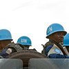 أفراد من بعثة الأمم المتحدة لحفظ السلام في جمهورية أفريقيا الوسطى أثناء قيامهم بدورية.