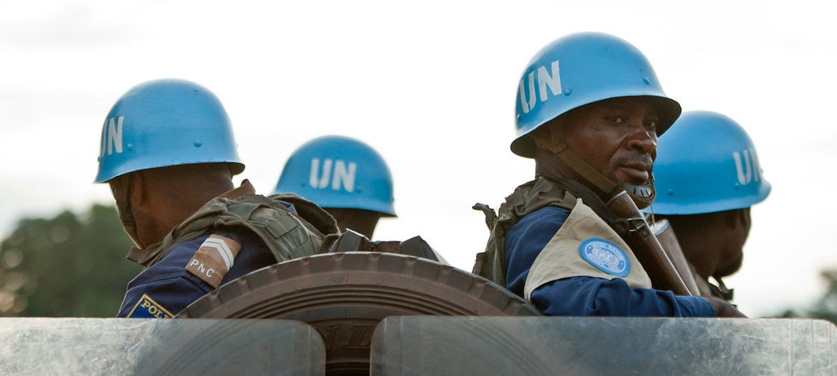 أفراد من بعثة الأمم المتحدة لحفظ السلام في جمهورية أفريقيا الوسطى أثناء قيامهم بدورية.