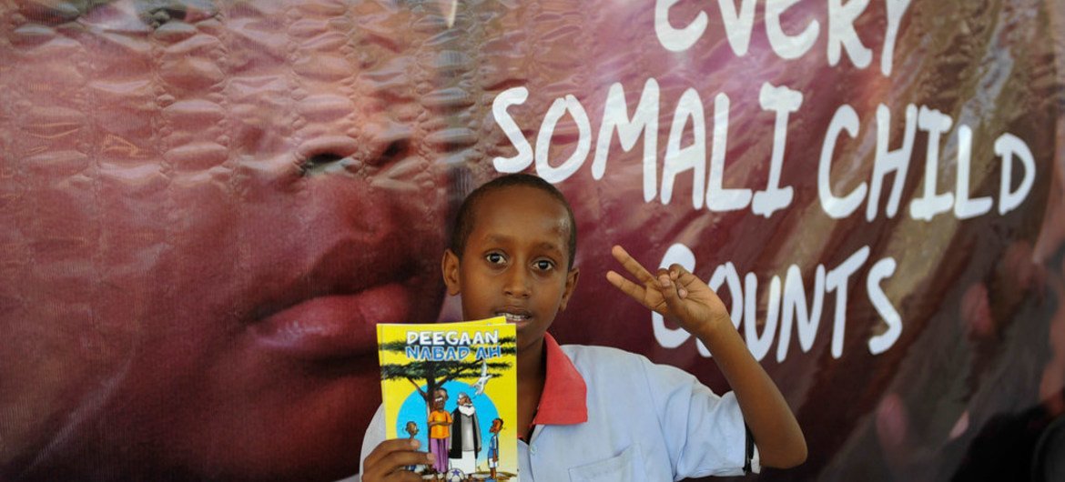 A student at the Hamar Jajab School in Mogadishu holds a peace-themed comic book for children produced by UNSOM during the commemoration of Somalia’s ratification of the Convention on the Rights of the Child on 20 January 2015.