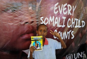 Un écolier à Mogadiscio lors de la cérémonie pour célébrer la ratification par la Somalie de la Convention des droits de l'enfant. Photo ONU/Ilyas Ahmed