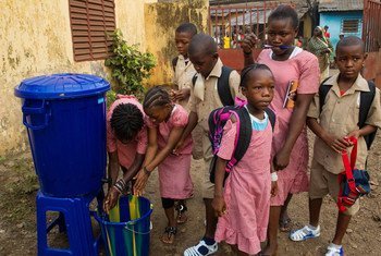 Des écoliers en Guinée en janvier 2015. Photo : MINUAUCE/Martine Perret