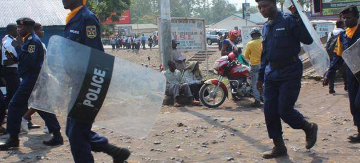 Des policiers tentant de maintenir l'ordre durant des manifestations à Kinshasa, la capitale de la République démocratique du Congo, en 2015.