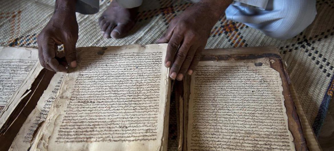 Un manuscrit du 14ème siècle, faisant partie d'une collection de manuscrits anciens du Mali d'une valeur inestimable.  Photo : ONU/Marco Dormino