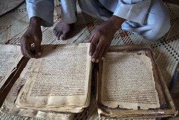 Un manuscrit du 14ème siècle, faisant partie d'une collection de manuscrits anciens du Mali d'une valeur inestimable.  Photo : ONU/Marco Dormino